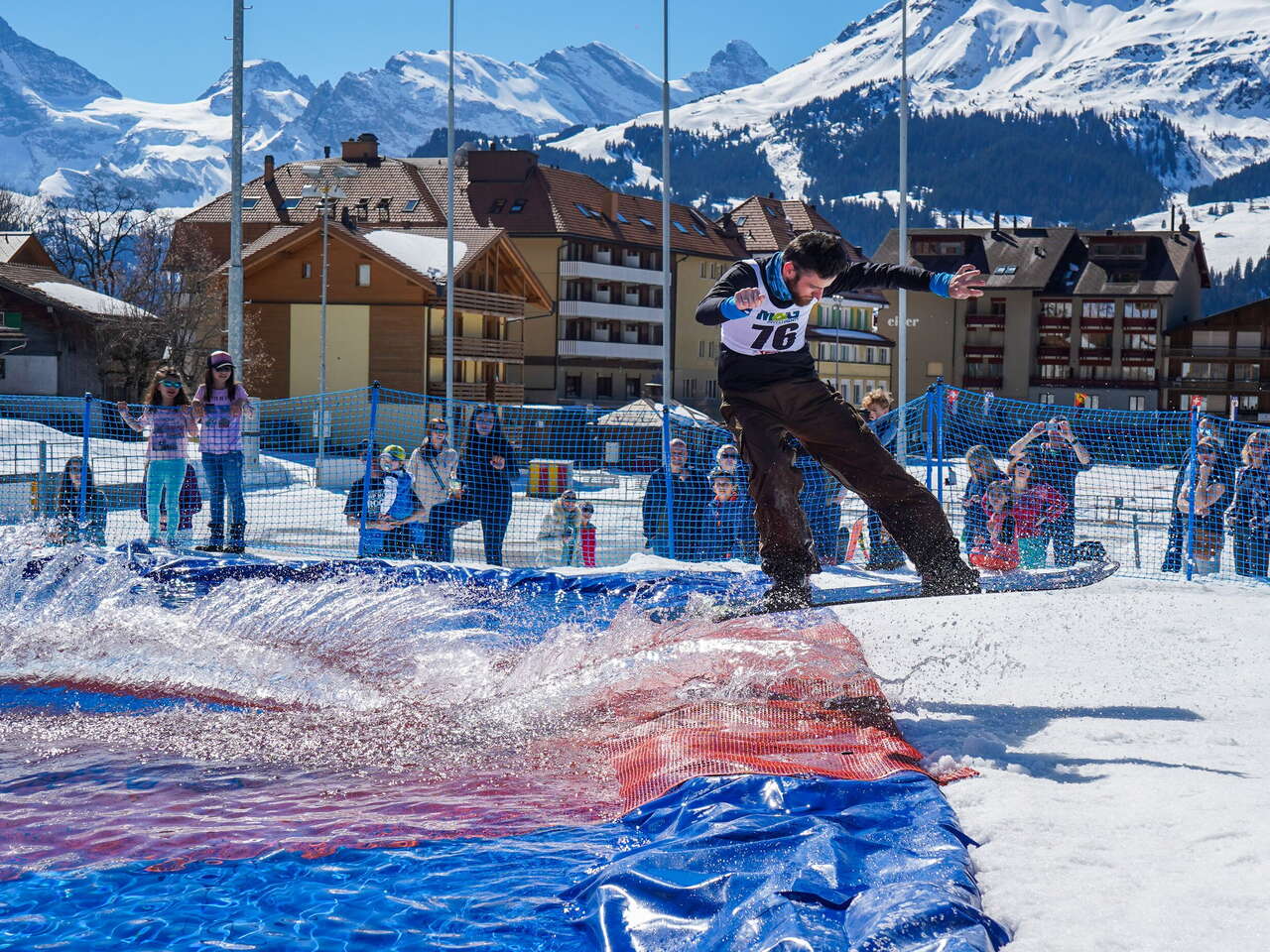 Von der Piste über einen Swimmingpool zurück in den Schnee dies mit den Skiern oder dem Snowboard.