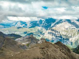 Le Schilthorn et le Piz-Gloria en été, vus d'en haut