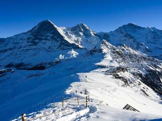 Le Royal Walk traverse un paysage enneigé. Tout au long du parcours, on peut admirer une vue imprenable sur l'Eiger, le Mönch et la Jungfrau sous un ciel dégagé.