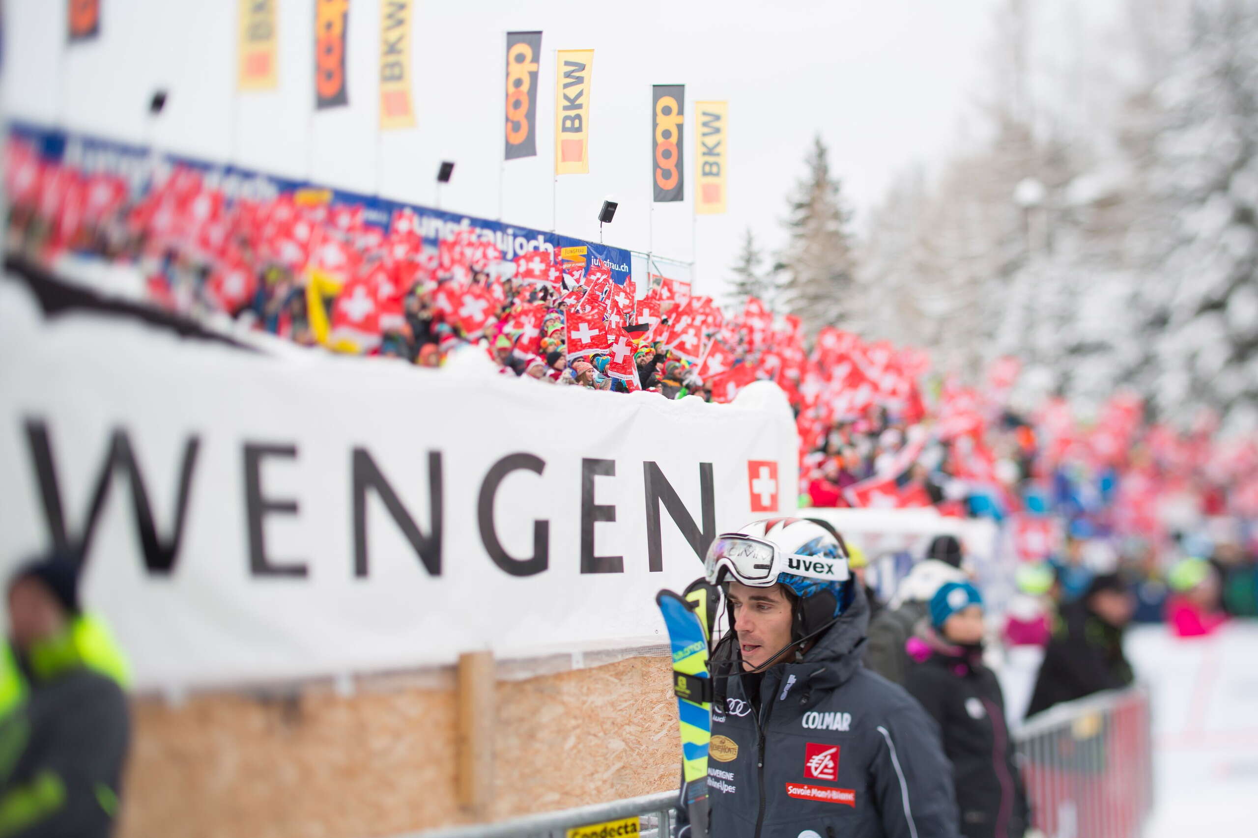 Instantané de la course du Lauberhorn à Wengen. Dans l'aire d'arrivée, les spectateurs acclament les skieurs.