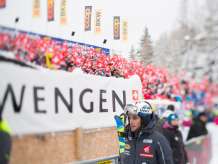 Momentaufnahme am Lauberhornrennen in Wengen. Im Zielgeände jubeln die Zuschauer den Skifahrern zu.