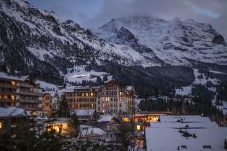 Das Dorf Wengen im Winter im Schnee bedeckten Mantel. Wolkiger Himmel über den Bergen.
