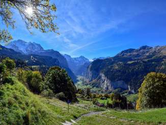 Vue sur la vallée de Lauterbrunnen depuis Wengen. On aperçoit les sommets enneigés en arrière-plan.
