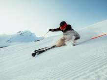Skifahrer auf der First in der Morgensonne.