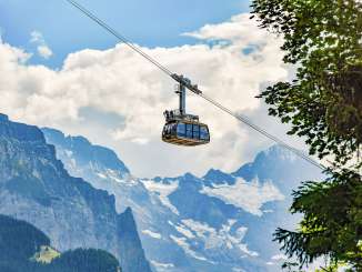 Die Gondel der LWM mit dem Royal Ride auf dem Dach. Im Hintergrund das verschneite Bergpanorama.