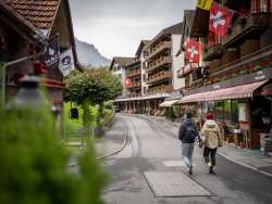 Spaziergang bei regnerischem Wetter durch die Dorfstrasse in Wengen.