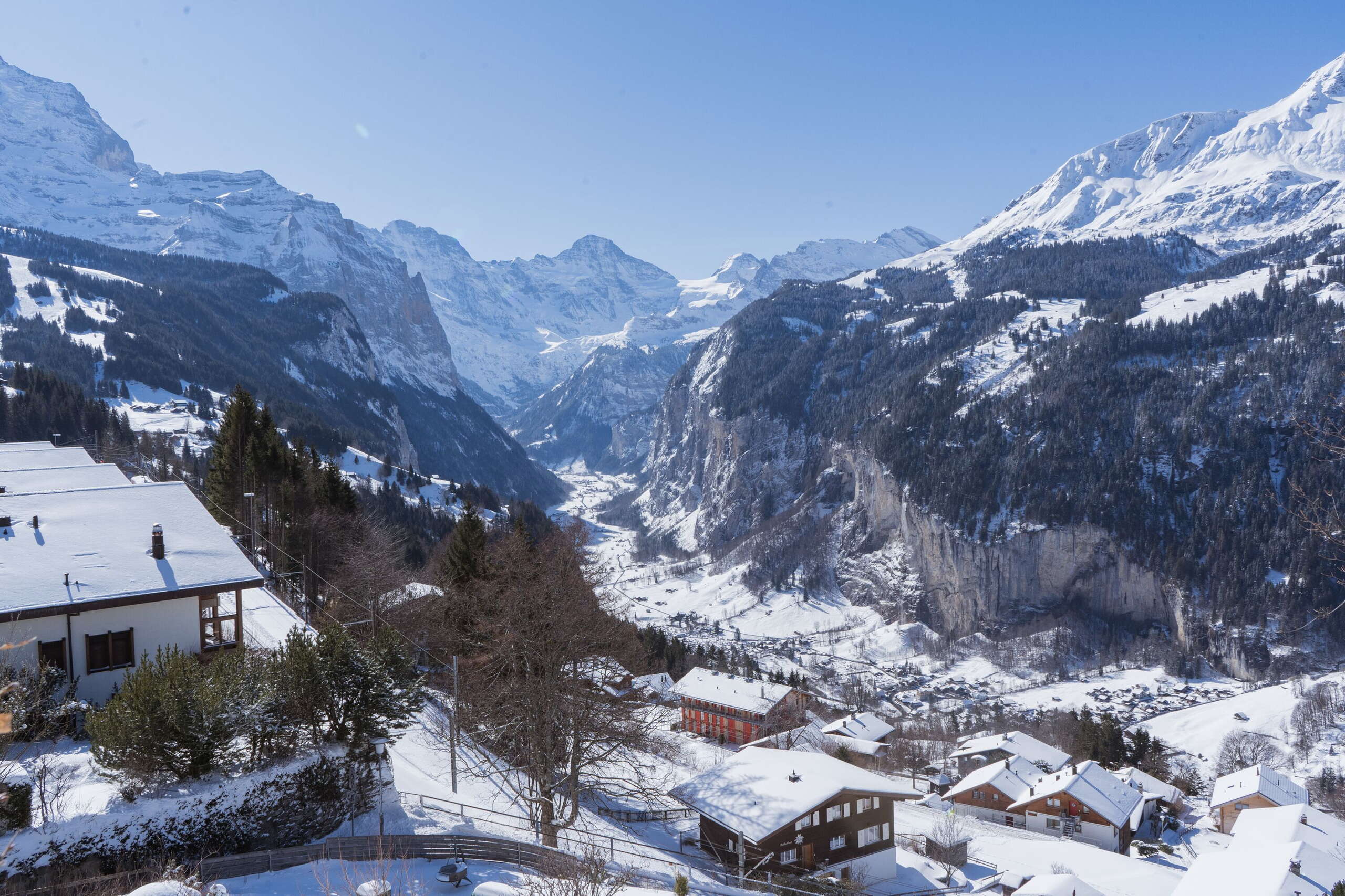 Wengen Dorf Schnee bedeckt.