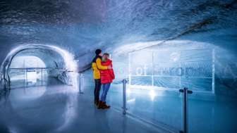 Zwei Menschen Schauen eine Eisskulptur an 
