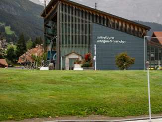 Minigolfanlage in Wengen Dorf, bei regnerischem Wetter mit verschiedenen Posten, alle ums Thema Lauberhornrennen.