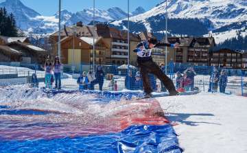Von der Piste über einen Swimmingpool zurück in den Schnee dies mit den Skiern oder dem Snowboard.