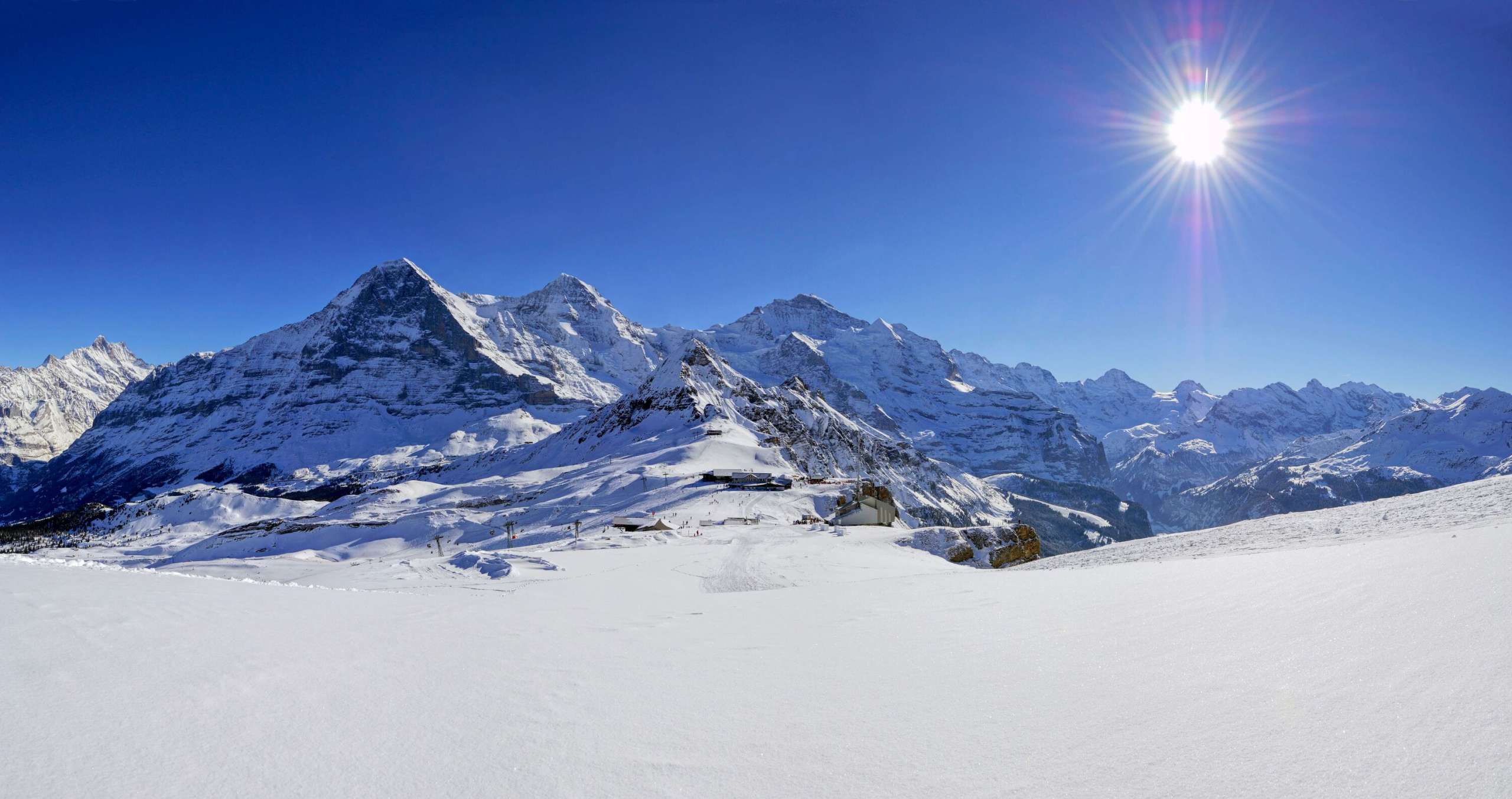 Un paysage hivernal à couper le souffle sur le Männlichen. La vue montre le trio Eiger, Mönch et Jungfrau sous son plus beau jour.