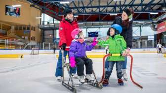 Hilfestellung beim Eislaufen