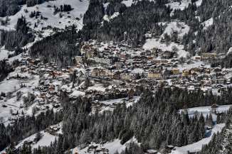 Luftaufnahme vom Wengen Dorf im Winter
