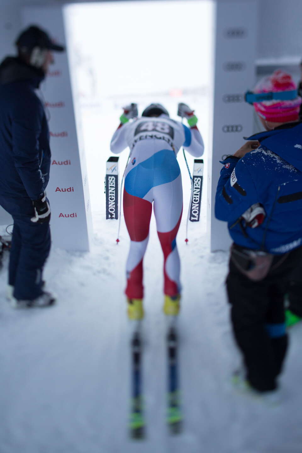 Momentaufnahme am Lauberhornrennen in Wengen. Der nächste Skifahrer ist im Starthaus für die Abfahrt bereit.