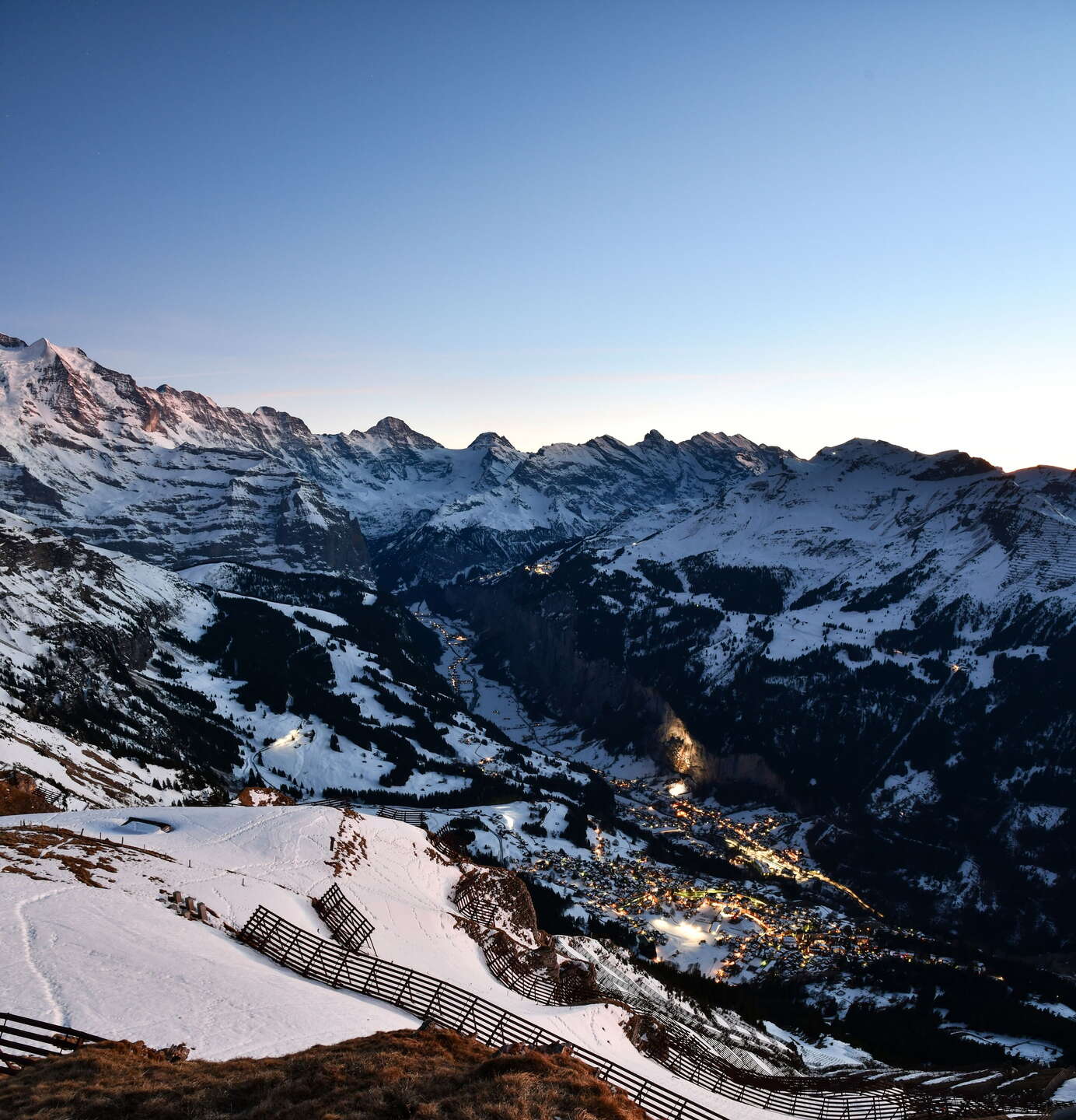 Sicht am Abend vom Männlichen auf Wengen und das Lauterbrunnental im Winter.