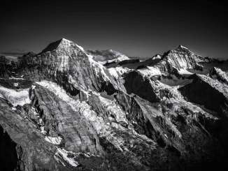 Schwarzweissfoto von Mönch und Jungfrau mit ein bisschen Schnee. 