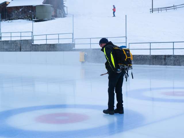 Il veille à ce que la glace soit parfaite