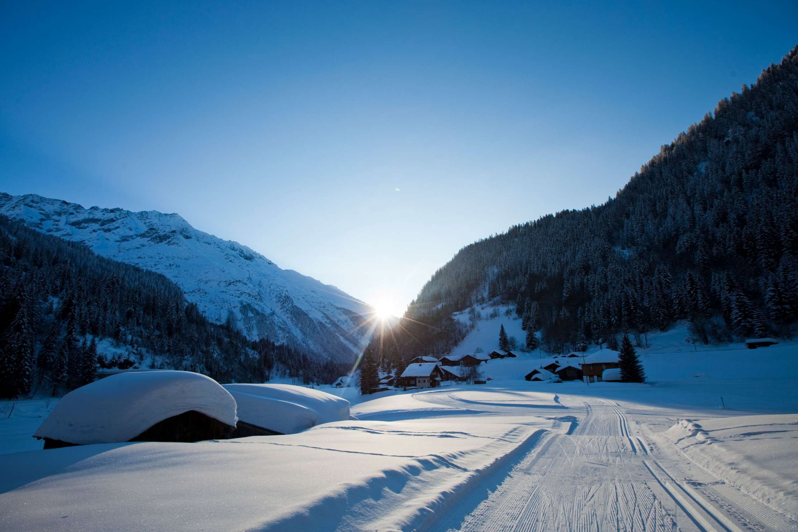 The last rays of sunlight illuminate the cross-country ski trail in Gadmen in the Haslital.