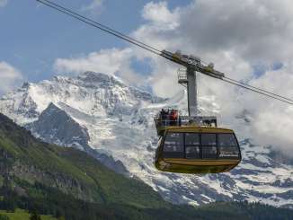 La télécabine avec sa plate-forme panoramique lors du trajet de Wengen au Männlichen. À l'arrière-plan, on aperçoit la Jungfrau enneigée.