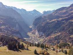 Aussicht mit dem Dorf Wengen ins Lauterbrunnental im Sommer.