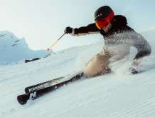 Skifahrer auf der First in der Morgensonne.