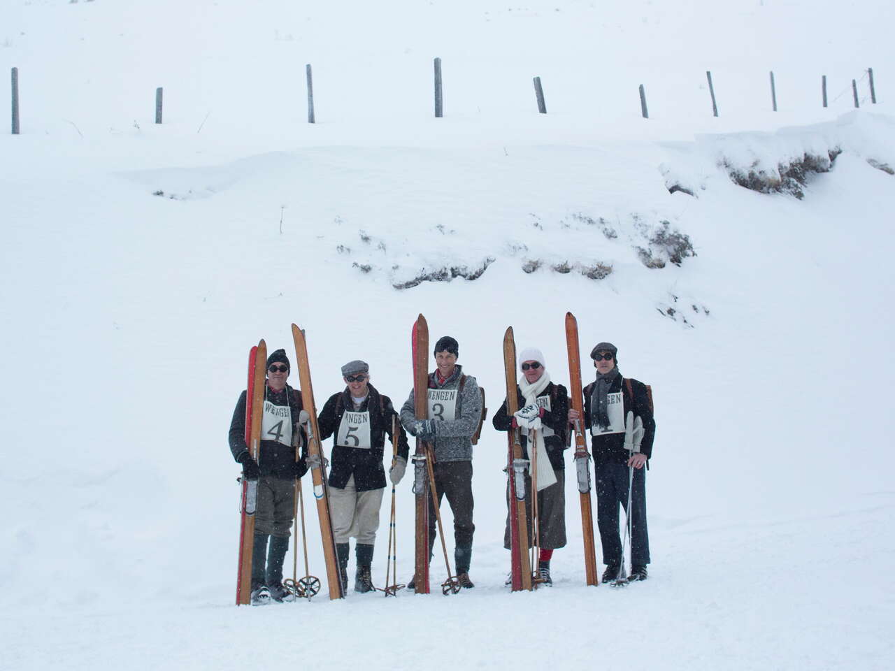 Nostalgisches Bild vom Lauberhornrennen. Die Skifahrer posieren für ein Gruppenbild.