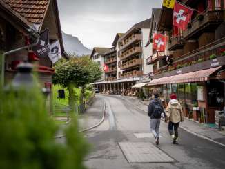 Spaziergang bei regnerischem Wetter durch die Dorfstrasse in Wengen.