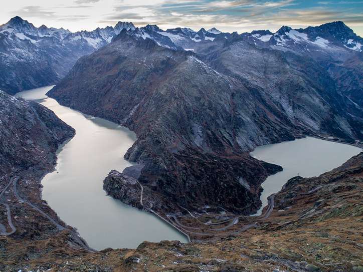 View from the Grimselwelt of two clear mountain lakes surrounded by rocks.