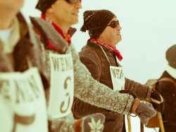 Nostalgisches Bild vom Lauberhornrennen in Wengen. Die Skifahrer begutachten die Pistenkonditionen und warten auf den Start.